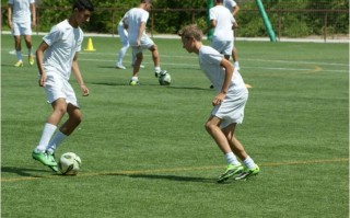 足球12岁男孩适合吗，12岁足球少年