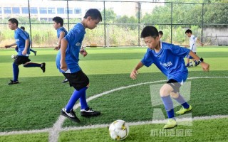 足球教练可以带孩子吗上学，足球教练可以带孩子吗上学吗